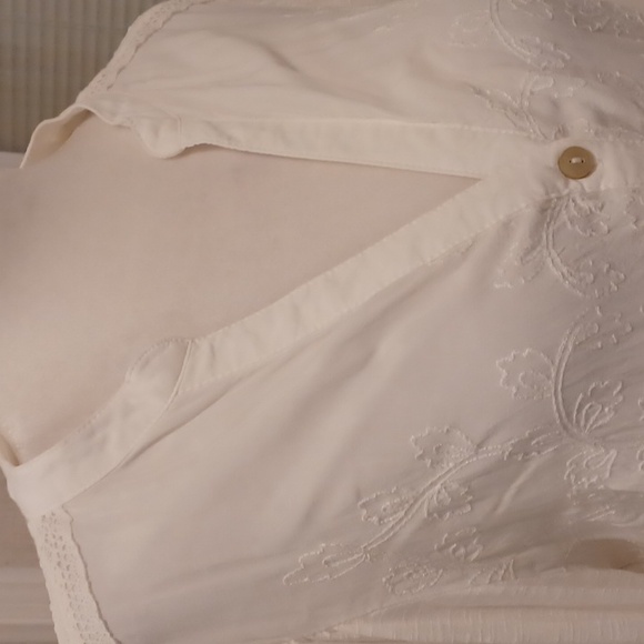 4/$80 White Floral Embroidered Blouse - Size Small - Picture 2 of 9